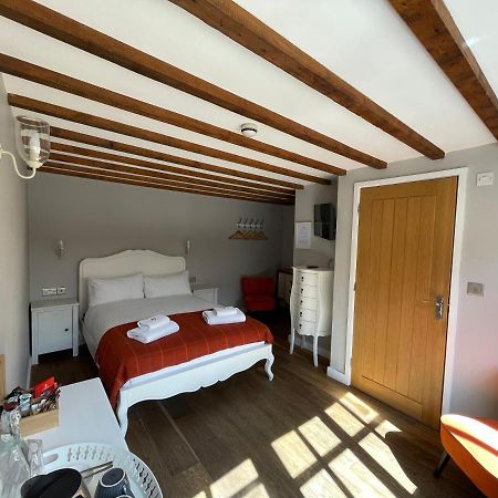 The Queen Matilda Country Rooms Avening Екстериор снимка