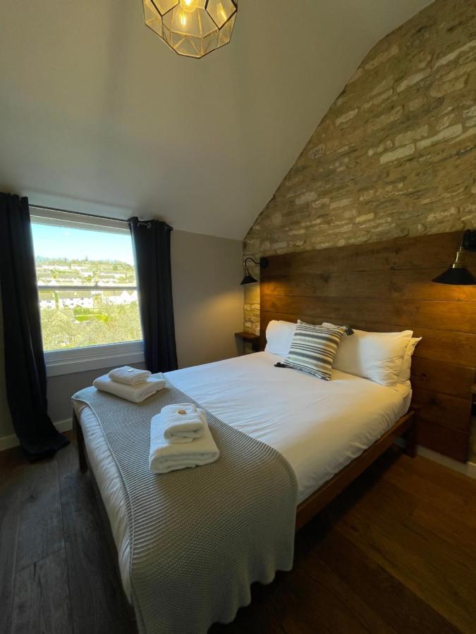 The Queen Matilda Country Rooms Avening Екстериор снимка