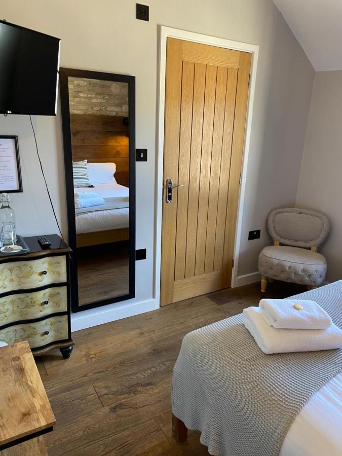 The Queen Matilda Country Rooms Avening Екстериор снимка