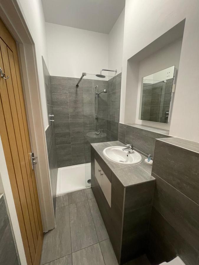 The Queen Matilda Country Rooms Avening Екстериор снимка