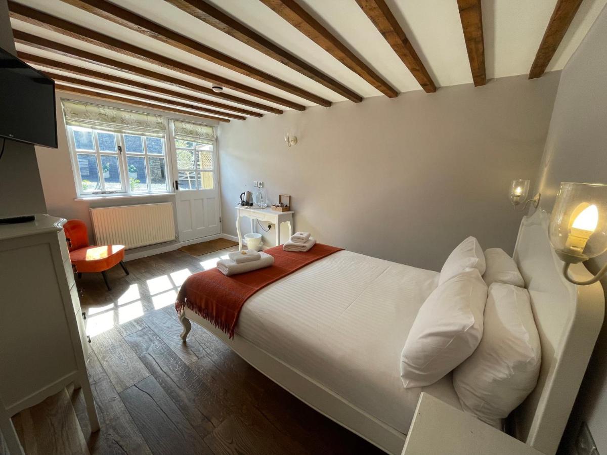 The Queen Matilda Country Rooms Avening Екстериор снимка