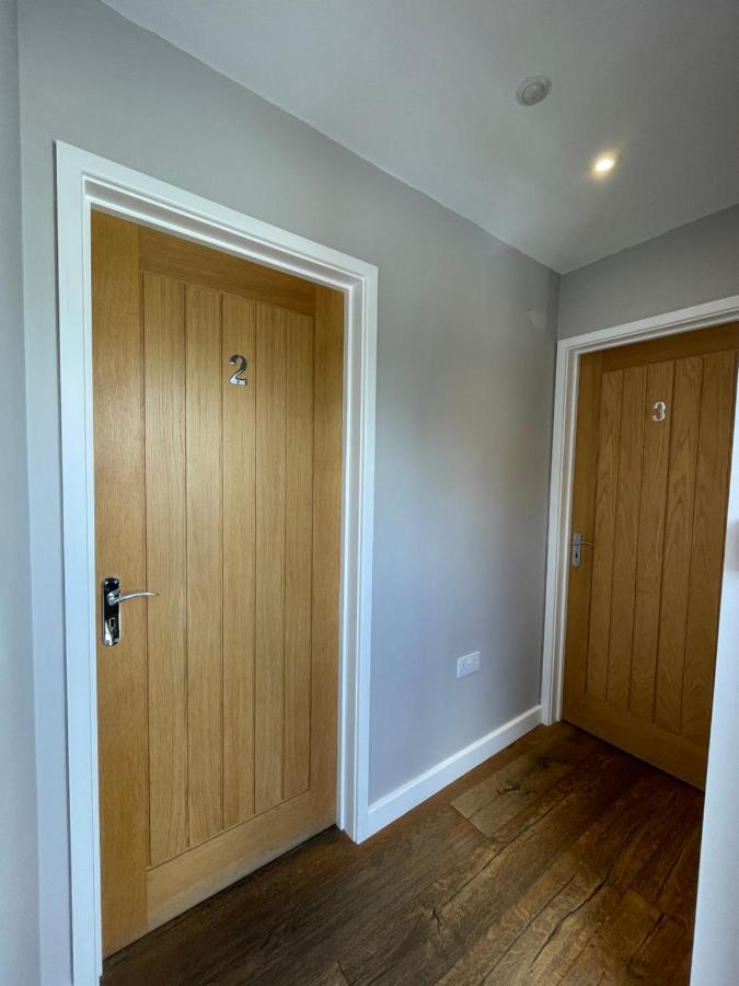 The Queen Matilda Country Rooms Avening Екстериор снимка