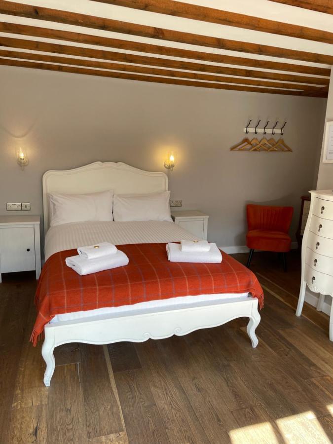 The Queen Matilda Country Rooms Avening Екстериор снимка